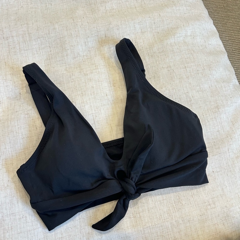 Robin Piccone
Ava Knot Front Bikini Top